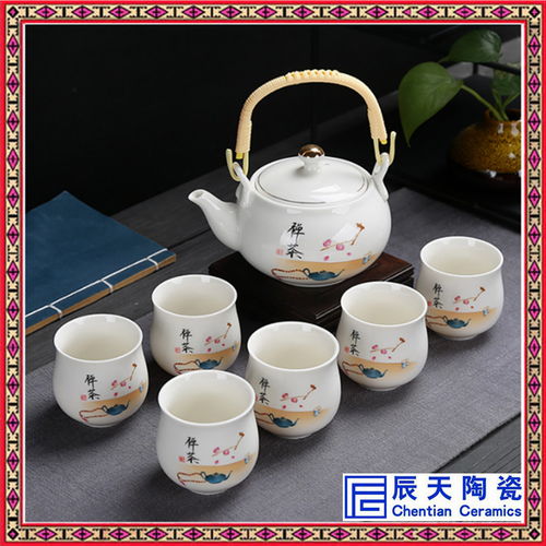 雅致客厅中的茶韵——景德镇白玉瓷与冰裂纹青瓷茶具赏析